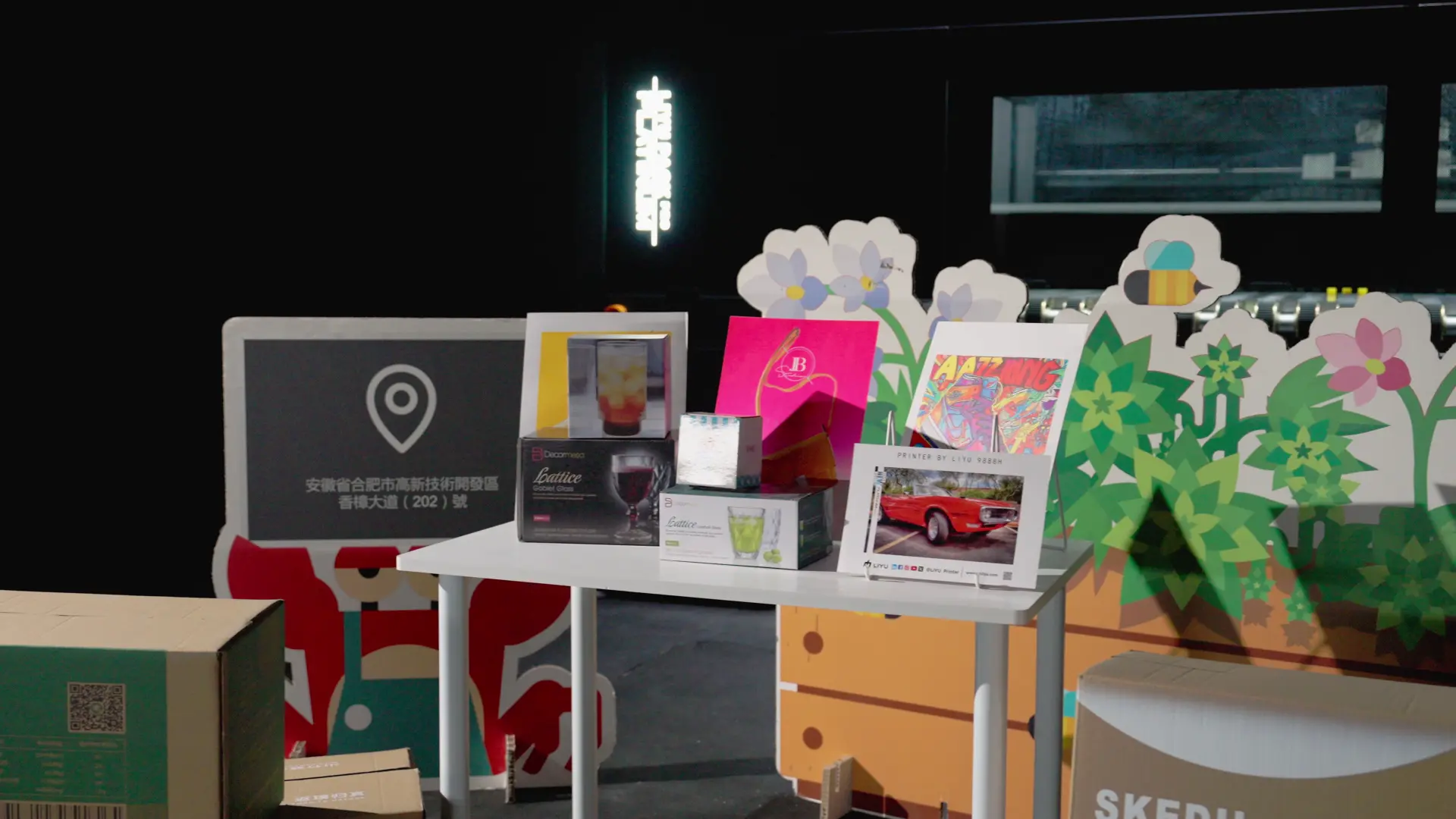 Displays, caixas e materiais promocionais coloridos produzidos em impressão digital